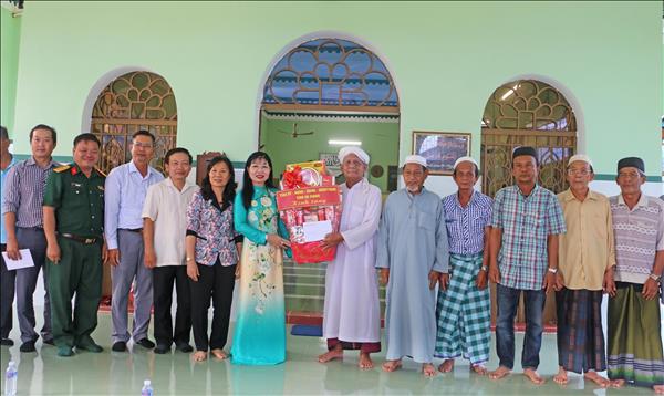 Ấm tình đoàn kết trong dịp Tết Roya Haji của đồng bào Chăm An Giang​