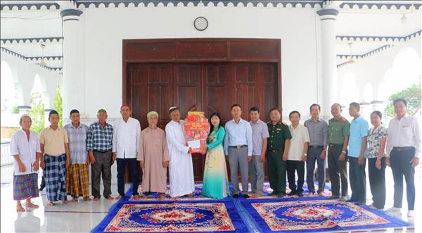 Ấm tình đoàn kết trong dịp Tết Roya Haji của đồng bào Chăm An Giang