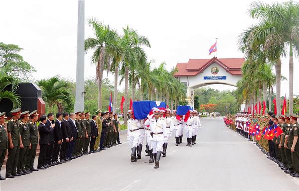 Lễ đón nhận 28 hài cốt liệt sĩ quân tình nguyện và chuyên gia Việt Nam hy sinh tại Lào