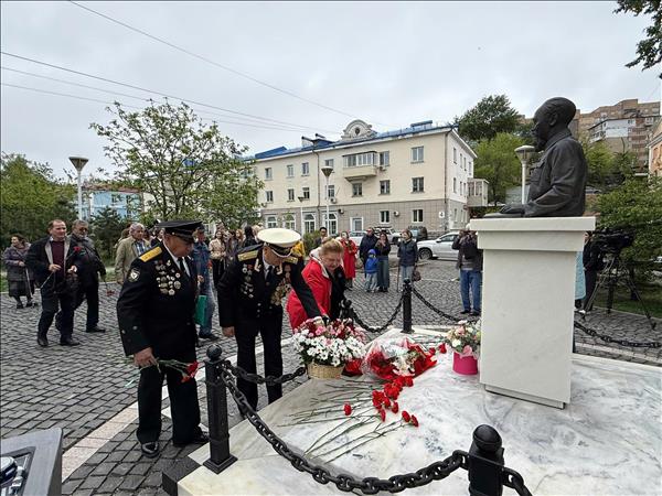 Flower tribute ceremony honours President Ho Chi Minh in Russia
