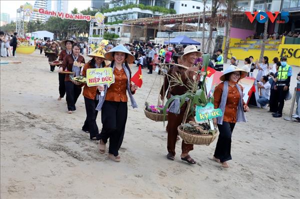 ダナンのビーチで天秤棒グルメのパレードが開催