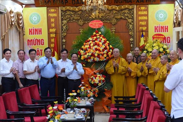 ប្រធានគណៈកម្មាធិការឃោសនាអប់រំនិងចលនាមហាជនមជ្ឈិមអញ្ជើញជូនពរសមាគមពុទ្ធសាសនាវៀតណាមក្នុងឱកាសមហាពិធីបុណ្យវិសាខបូជា