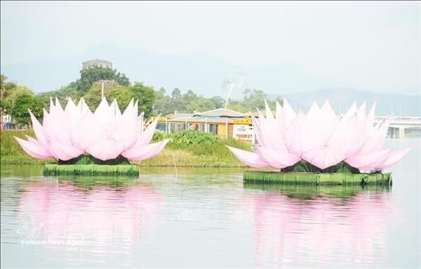 Les célébrations du Vesak animent les rives de la rivière des Parfums à Huê
