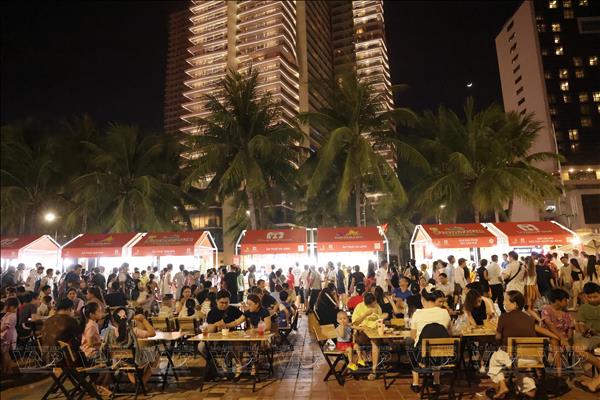 Biển người đổ về công viên Biển Đông trải nghiệm Lễ hội Đà Nẵng Food Tour 2026 
