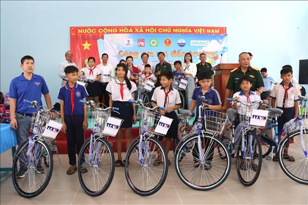 Cùng em vui đến trường tiếp sức học sinh khó khăn vùng biên