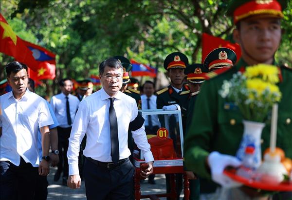 PM attends memorial service, burial for Vietnamese volunteer soldiers, experts died in Laos