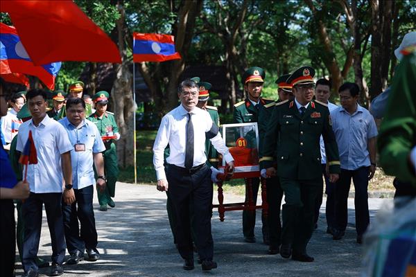 Le Premier ministre Le Minh Hung assiste à une cérémonie dhommage et dinhumation de martyrs à Quang Tri