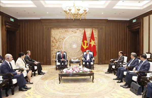 Top leader pledges favourable conditions for US tech firms to invest in Vietnam