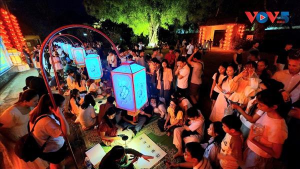 ຖະ​ໜົນ​ຍາມ​ຄ່ຳ​ຄືນ​ຢູ່​ນະ​ຄອນ ເຫ້ວ-ການ​ຂຸດ​ຄົ້ນ​ເສດ​ຖະ​ກິດ ຕິດ​ພັນ​ກັບ​ການ​ຮັກ​ສາ​ສີ​ສັນ​ມໍ​ລະ​ດົກ.
