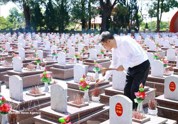 Le Premier ministre Le Minh Hung rend hommage aux martyrs à Quang Tri