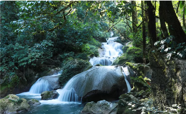 La cascade de Nâm Luc, un ruban de soi blanche au cœur du plateau de Sin Hô