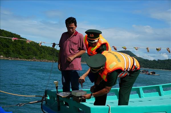 An Giang hỗ trợ ngư dân lắp thiết bị giám sát hành trình tàu cá