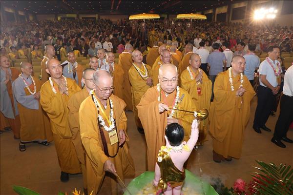 Đại lễ Phật đản: Hành trình ánh sáng - Chạm vào từ bi