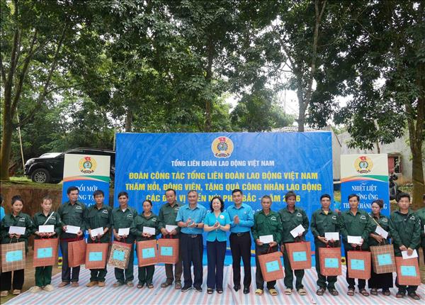 Trao quà, động viên công nhân khó khăn ở khu vực miền núi phía Bắc