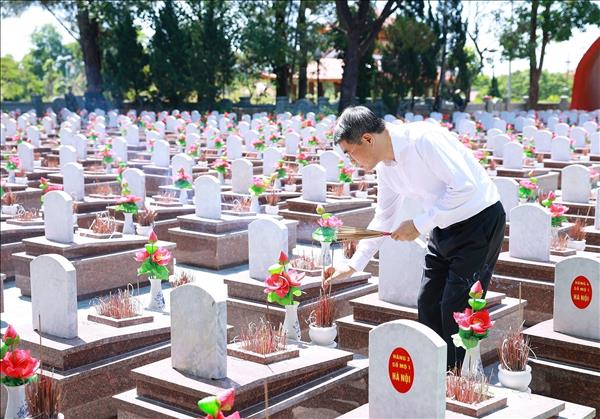 PM pays tribute to fallen soldiers at historic sites in Quang Tri