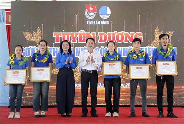 Tuyên dương gương thanh niên công nhân tiêu biểu