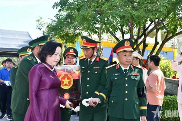 ນະຄອນເຫວ້ ຈັດພິທີໄວ້ອາໄລ ແລະປົງອັດຖິທະຫານອາສາສະໝັກ ແລະຊ່ຽວຊານຫວຽດນາມ ທີ່ເສຍສະຫຼະຊີວິດໃນປາງສົງຄາມຢູ່ລາວ