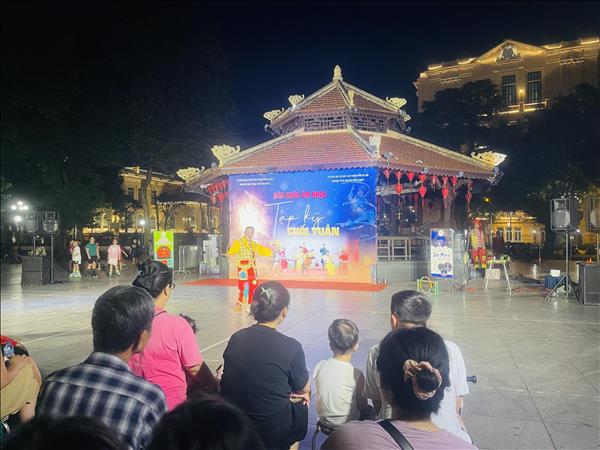 Hanoi circus, school turn Hoan Kiem Lake into open-air stage