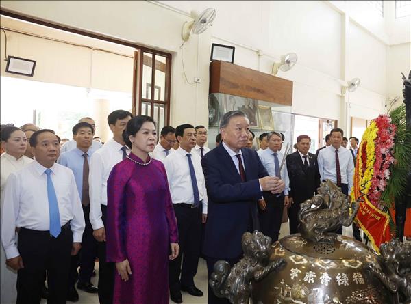 Tổng Bí thư, Chủ tịch nước Tô Lâm dâng hương tưởng niệm Chủ tịch Hồ Chí Minh tại Thái Lan
