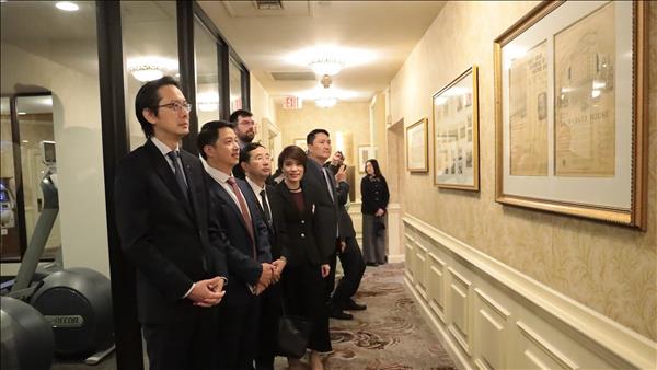 Vietnamese diplomats, expatriates visit late President Ho Chi Minhs workplace in Boston