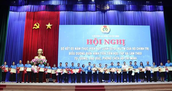 Học theo Bác, công nhân thi đua lao động giỏi