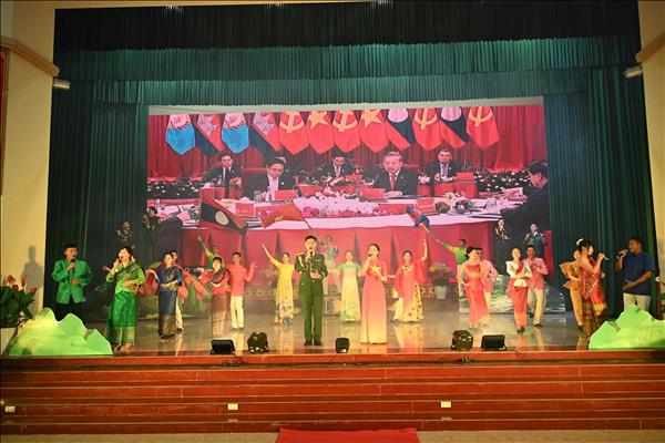 Sĩ quan trẻ Việt Nam - Lào - Campuchia thắt chặt tình đoàn kết