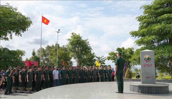 Sĩ quan trẻ Việt Nam - Lào - Campuchia giao lưu tại cột mốc ba biên
