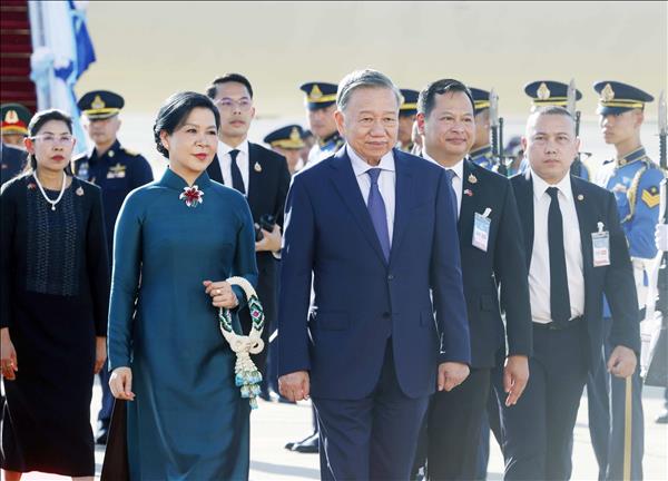 Top Vietnamese leader arrives in Bangkok, continuing official visit to Thailand