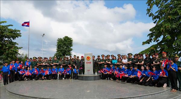Young officers of Vietnam, Laos, Cambodia visit tri-border marker
