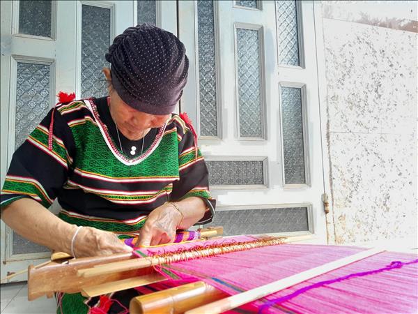 Người giữ hồn thổ cẩm Mnông