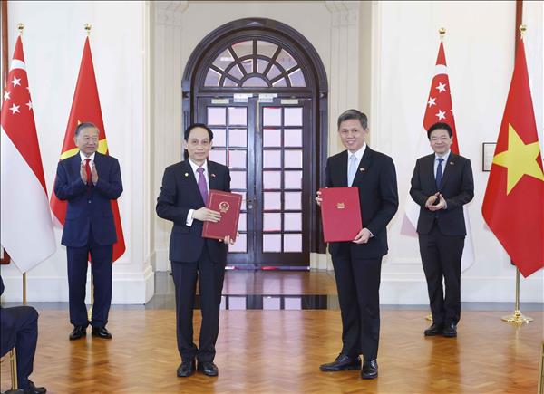 Vietnamese, Singaporean leaders witness exchange of cooperation documents
