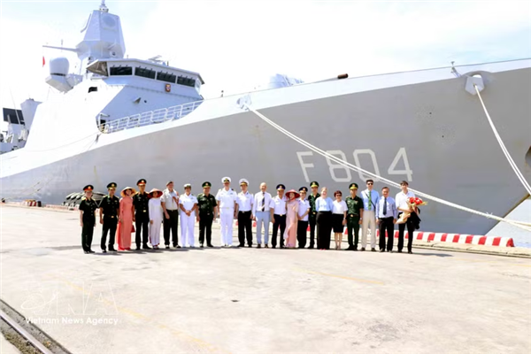 荷兰皇家海军护卫舰访问海防港