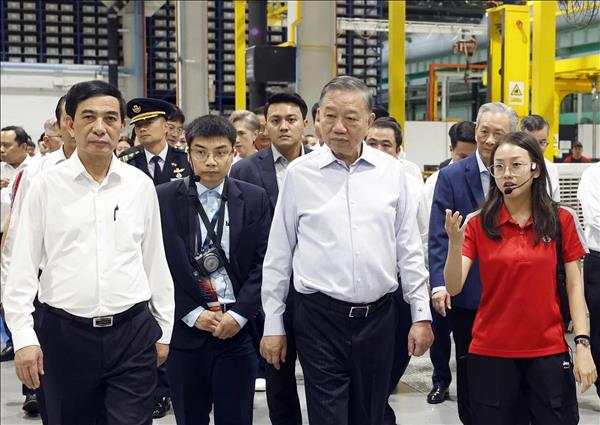 Top Vietnamese leader visits technology, rail test facilities in Singapore