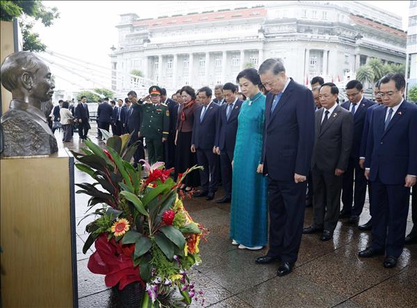 越共中央总书记、国家主席苏林在新加坡献花缅怀胡志明主席