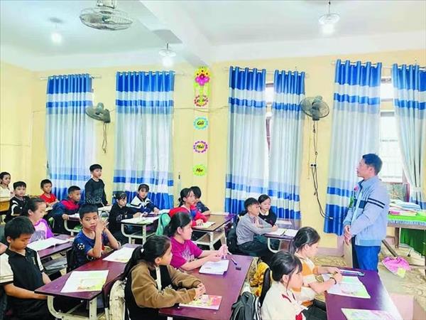 ទ្រជំហានកូនសិស្សជនជាតិ ជឹត នៅកណ្តាលព្រៃព្រឹក្សាដ៏ធំល្វឹងល្វើយ