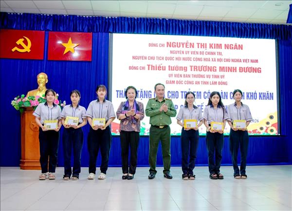 Trao yêu thương đến học sinh, chiến sĩ nơi đảo tiền tiêu Phú Quý