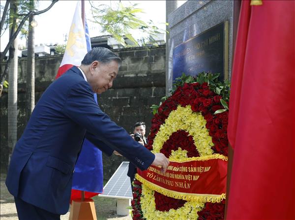 Top Vietnamese leader pays tribute to President Ho Chi Minh in Manila