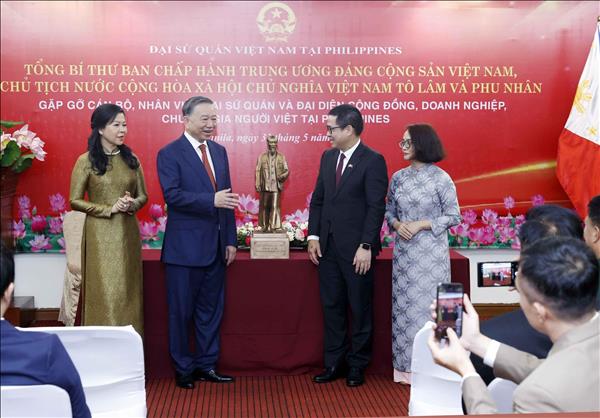 越共中央总书记、国家主席苏林会见驻菲律宾大使馆工作人员及旅菲越侨代表