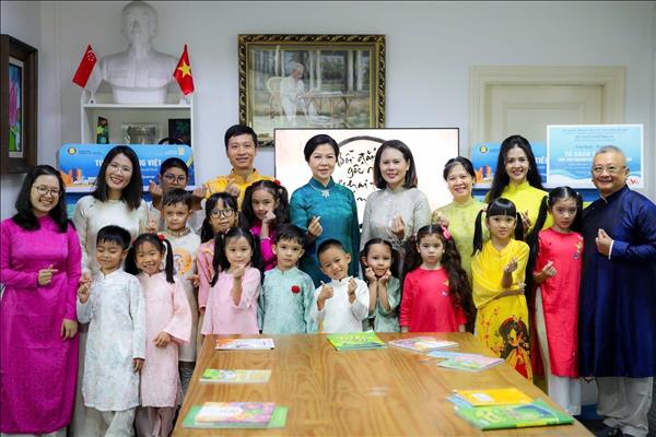 Top leaders spouse visits Vietnamese language class in Singapore