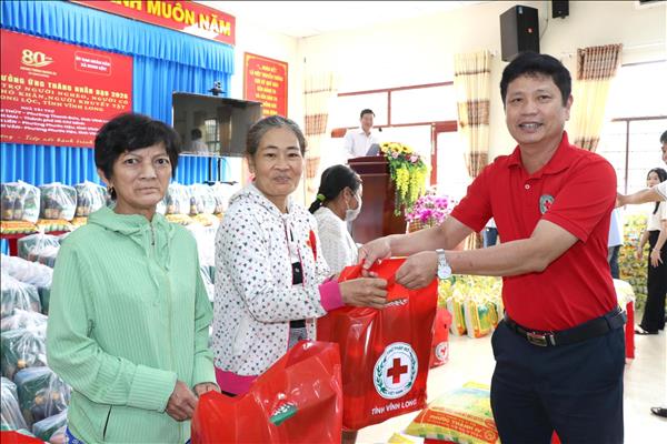 Vận động nguồn lực, chăm lo đời sống cho hộ nghèo, người yếu thế
