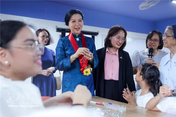 越共中央总书记、国家主席苏林夫人吴芳璃看望菲律宾特困儿童
