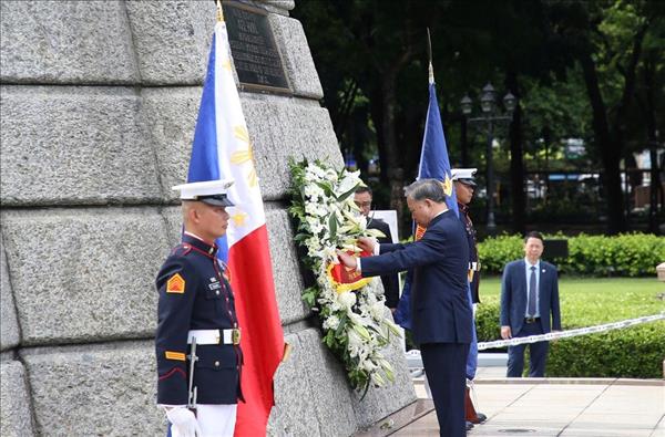 Генсек, Президент То Лам и его супруга возложили цветы к мемориалу национального героя Филиппин Хосе Рисаля