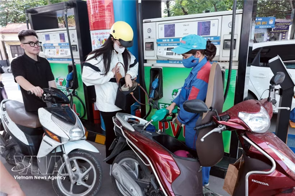 Implementan la comercialización de gasolina biológica E10 a nivel nacional en Vietnam