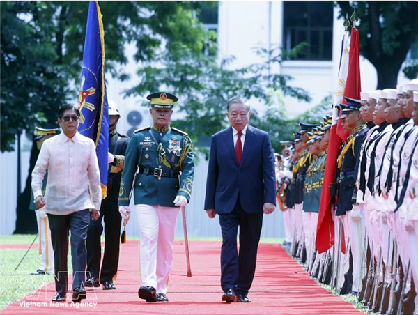 Cérémonie daccueil solennelle du haut dirigeant vietnamien To Lam aux Philippines