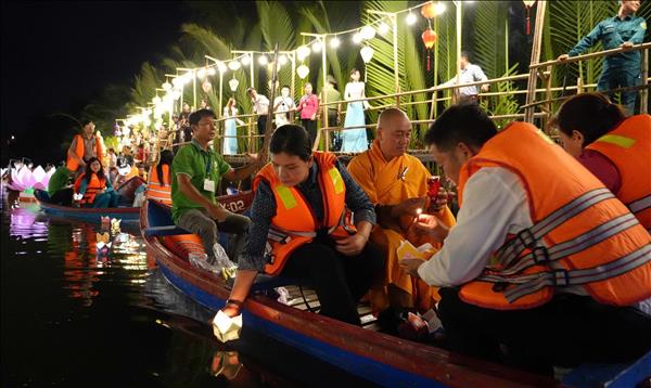 Huyền ảo đêm Rừng dừa