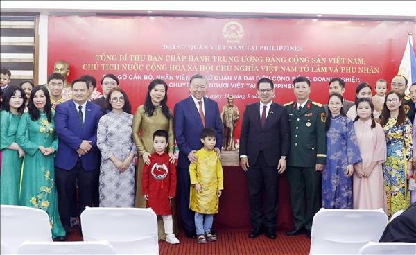 Party and State leader meets Vietnamese community in Philippines
