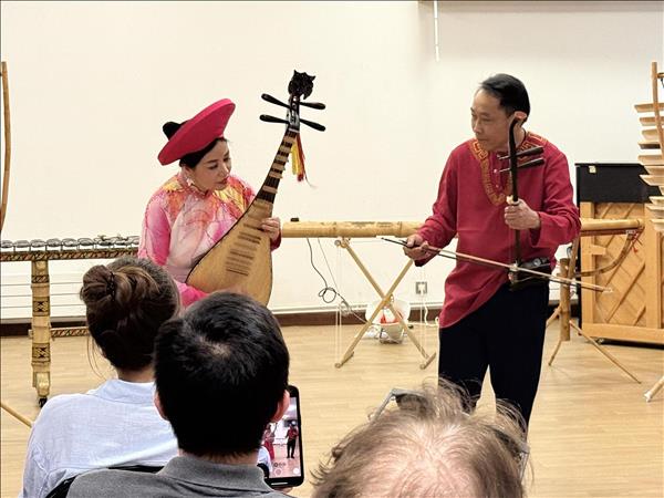 La musique traditionnelle vietnamienne à la rencontre du public français à Arcueil