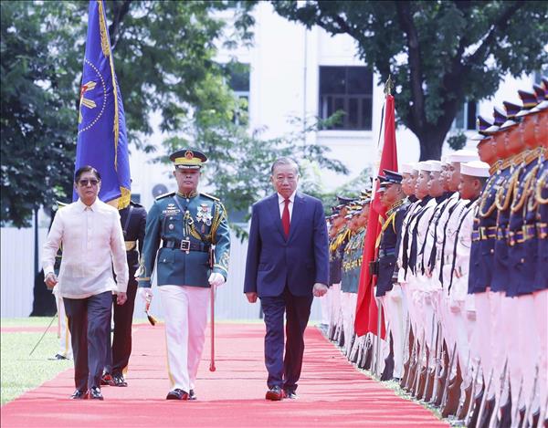 Philippine President hosts official welcome ceremony for Vietnams top leader