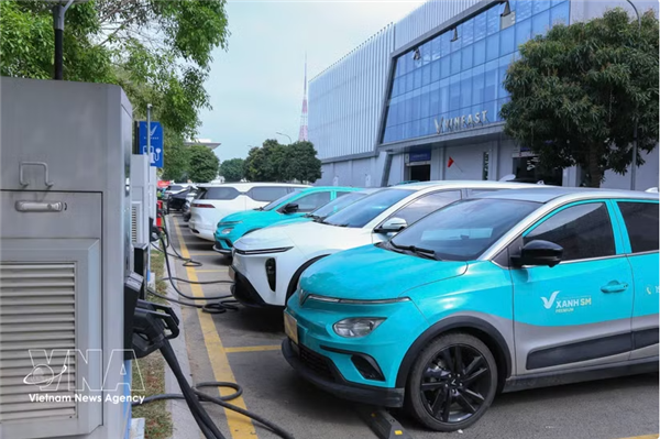 Investissement massif dans les bornes de recharge sur lautoroute Nord-Sud