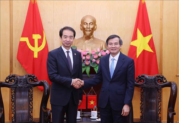 Vietnam, China foster cooperation in theory research, official training